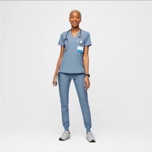 Figs Fionlite Cool Blue Joggers/Catarina top